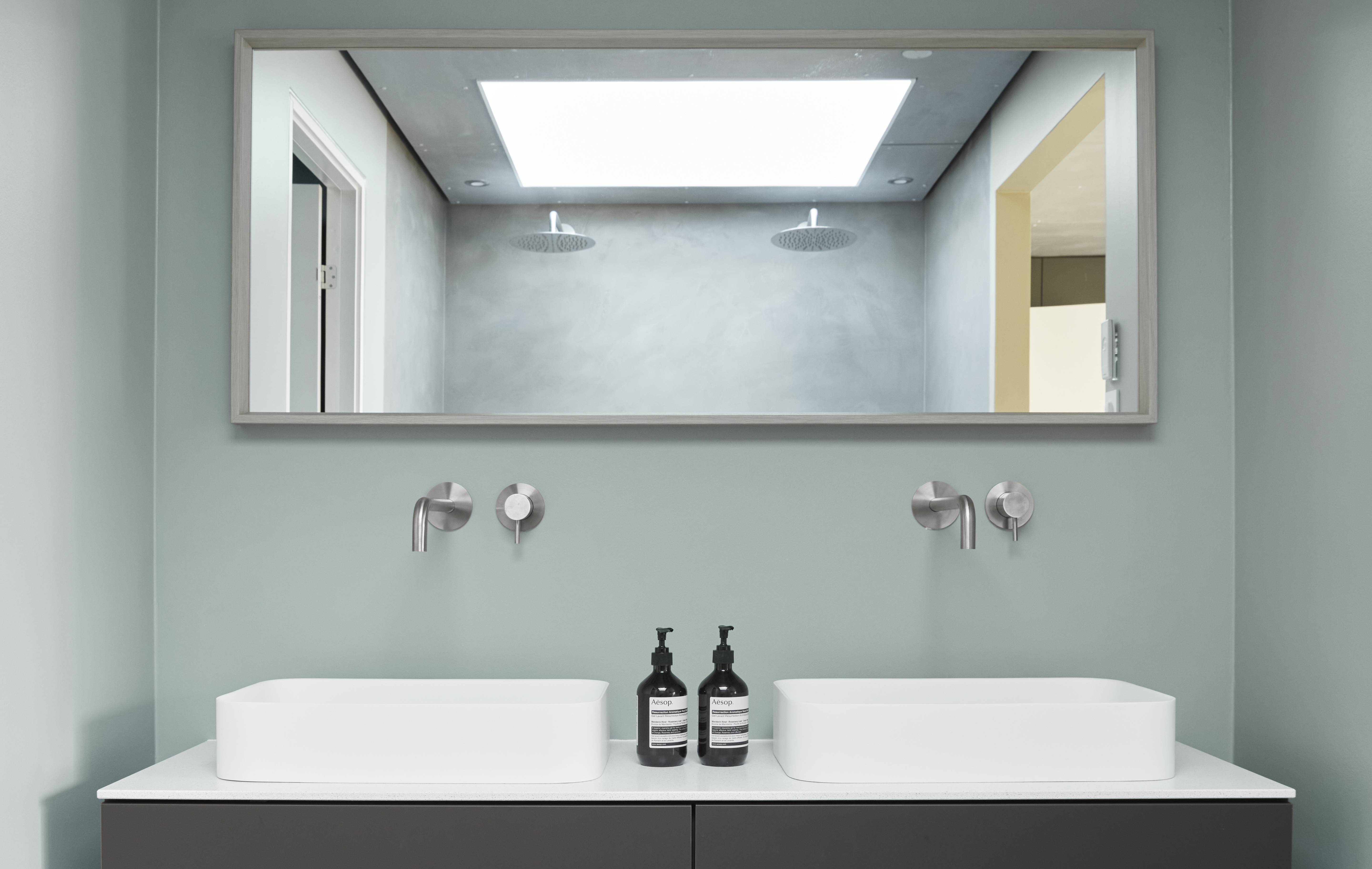 Badevaerelse Med Staaldetaljer